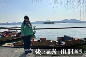 前两年少见的举家出游越来越多，杭州船娘：划船16年，等着人挤人的西湖回归图片