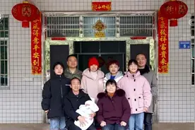 过年 | 一张特别的全家福 一场特殊的团圆图片