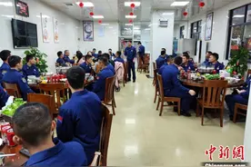 （新春走基层）消防队的火锅年夜饭：只为出警队友回来还能吃上热饭图片
