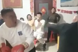 过年聚餐表兄弟为活跃气氛比赛打拳击，家人：专业的赢了，都没有生气视频封面