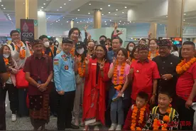 印尼官员在巴厘岛热烈欢迎中国游客图片