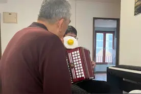 陌生人的善意｜一张合奏“邀请函”，换来邻居爷爷美妙风琴声图片