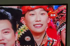 春晚群演小哥微笑19秒，网友：安徽收费站挖来的？图片