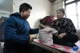 宁愿架上药生尘——一名村医的除夕图片