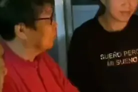 爷爷奶奶为孙子唱生日歌，总感觉哪里不对劲图片