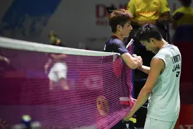 “难兄难弟”再次隔网相对，石宇奇横扫桃田贤斗图片