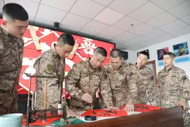 军营“春联”里的年味儿图片