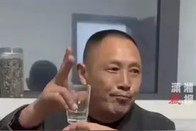 女生被父亲催婚不要彩礼倒贴2万元，不要彩礼好！图片