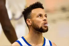 裁判：库里将牙套扔向观众席，根据规定自动驱逐图片