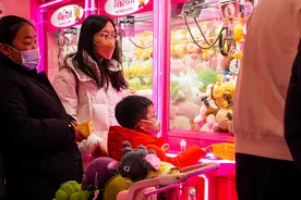 美“兔”秀秀|假期里年轻人的最爱——抓娃娃图片