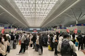 直击河南多地火车站客流高峰图片