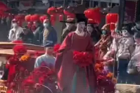 中式婚礼独有的仪式感！景区举办宋韵水上婚礼表演，太浪漫了图片