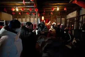 60多个剧组、6000余名工作人员在横店过年：“吃着年夜饭赶工也挺开心的”图片