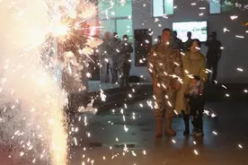 这些军营“团圆”的瞬间，哪个戳中了你？图片