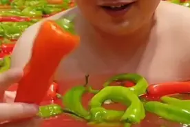 游客体验东北鸳鸯锅澡堂，蔬菜都是真的，泡起来火辣辣的图片