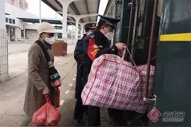 春运进入返程客流高峰 云南开远铁警坚守岗位护航平安图片