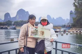 桂林兴坪镇，游客兴致盎然与人民币上描绘的风景合影图片