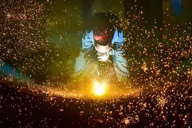 坚守岗位 冲刺开门红图片