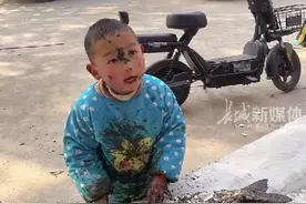 小男孩下河抓到一只大鱼，被夸奖到迷失自我，老父亲一根小棍敲回现实图片