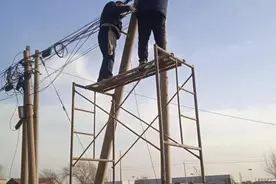 阳信县河流镇：党员志愿者齐动手 更换电线杆解民忧图片