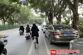 南宁江北大道非机动车道被“瘦身”，电动自行车被迫和汽车抢道？图片