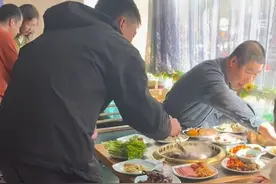 河北一家32人春节吃自助餐，承包整个餐区，亲属：餐厅经理特别开心，没有优惠图片