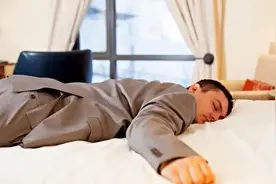 小伙“阳了”胸闷气促，没想到一个姿势很快缓解图片