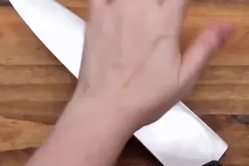 剥大蒜最快的方法，轻轻一按，蒜皮自动脱落，别私存！图片