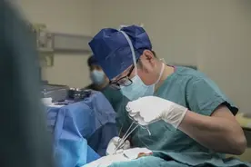 这个时尚“玩具”暗藏风险，爸爸玩无人机竟意外划伤女儿脸图片