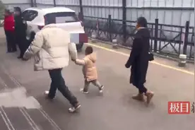 6岁小男孩与家人在商场内走散，民警帮他找到父亲图片