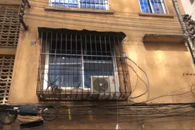 一小区楼下美容馆做艾灸，苦了楼上住户：不敢开窗图片