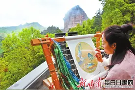 【新春走基层】“麦积刺绣”非遗传承人曹苑春 一绌一纳传千年，“绣”入寻常百姓家图片