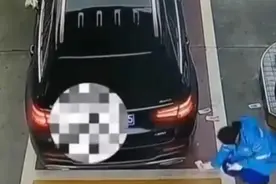 车主加油后把钱扔地上，员工含泪捡起，当事人发声图片