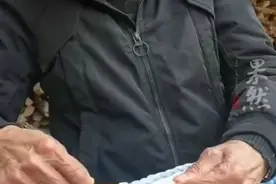 90岁爷爷怕等不到孙女结婚生子，给孙女的宝宝提前做好小床图片