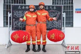“00”后森林消防双胞胎兄弟和他们的春节图片