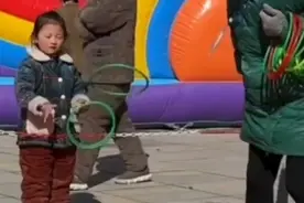 女孩“摆烂式”套圈屡次不中，老板急得亲自动手帮忙图片