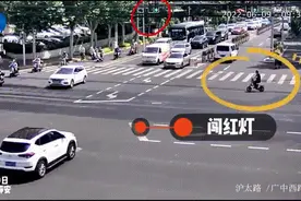 闯红灯，车散架，人甩飞！图片