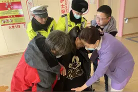 三胞胎孕妇突然肚子疼 交警紧急护送32公里就医路图片