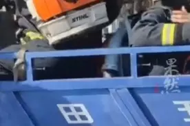 消防出警，乡村小路遇限高杆，三轮车大哥：上我车坐稳了!图片