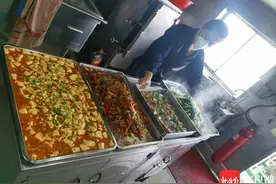 新春走基层｜练就“十八般武艺” 粤海铁渡轮上的厨师风浪中做饭图片