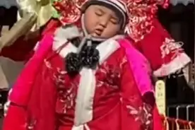 萌娃高跷表演太困，在高空呼呼大睡图片