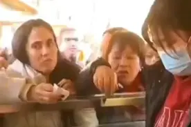 小伙在西班牙卖糖葫芦，很快就被抢购一空图片