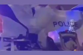 女子强坐警用摩托拍照，被警告后仍无动于衷图片