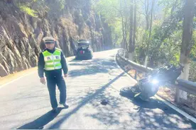 《狂飙》中高启强父子飙摩托惊险一幕，杭州重现，摩托车驾驶人被撞飞图片