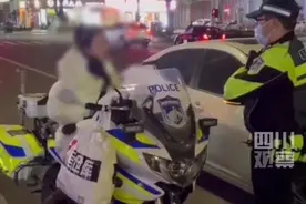 女子坐警车拍照还对交警撒娇称“我喜欢你”，结局舒适图片