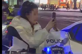 女子强坐警务摩托还对交警大喊“我喜欢你”，当地：系酒后行为图片