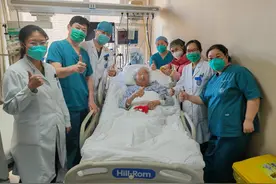 一名99岁新冠感染重症患者救治成功转入普通病房图片