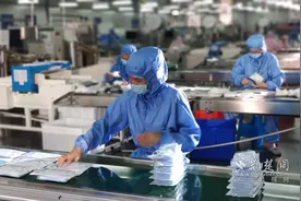 咸宁高新区生产探访：“满踩油门”赶订单图片