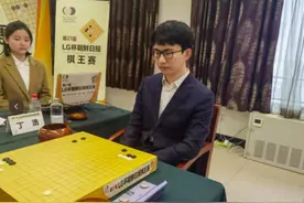 世界棋王赛击败杨鼎新 丁浩成中国首位“00后”围棋世界冠军图片