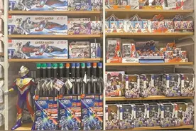 有男童热衷“奥特曼”图片